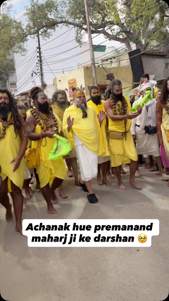 Aaj achanak se muze kelikunj se jate hue shree premanand maharaj ji ke darshan ho gaye❤️.
.
#vrindavan #bhajanmarg #premanandji #radha