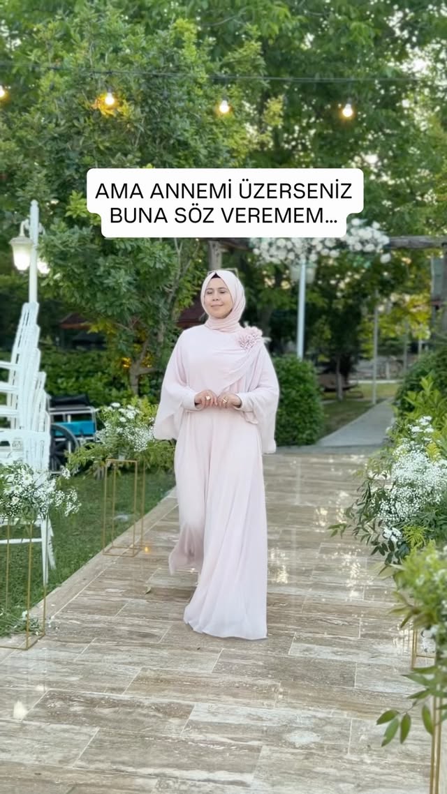 Konu anne olunca akan sular duruyor… 😅Sizin ince çizginiz kim ?🥰.🌸Elbisem @hulyakeser.officiall 🌸...#esrakaymakçıoglu #esrakaymakcioglu #esrakaymakçıoğlu #anneogul by @esrakaymakcioglu