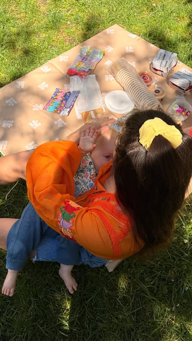 1 an d’allaitement 🥹

Une des plus belles aventures de ma vie.

Je pensais jamais écrire ça un jour mdr

1 an de production locale et en circuit court, 1 an de nuits hachées, de logistique, d’isolement, de fatigue, de nettoyage-séchage-remontage de tire-lait, mais surtout 1 an de groooos câlins d’amour !!!

Merci à mon amoureux @loic.suberville qui nous soutient chaque jour. Parce qu’on le rappelle : pour qu’un allaitement se passe bien, il faut que le.la partenaire (et l’entourage) soit vraiment soutenant. Et ça veut souvent dire prendre en charge mille autres aspects de la parentalité pour permettre à la personne qui allaite de tenir sur la durée !

Un immense merci aussi à @koro_fr et particulièrement à ma boss d’amour @andrealopera.v, qui m’a littéralement permis d’allaiter partout, tout le temps, sans jamais me faire sentir que c’était un problème.
C’est aussi professionnellement que tout se joue !!

Il me tarde un peu d’aller taper du pied en rave jusqu’au lever du soleil mais pour le moment, il y a une toute petite personne qui a encore besoin de moi, et moi qui ait encore besoin d’elle. 💜