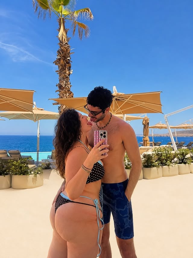 L’été va être chaud 😋🐬💙

Maillot @boohoo (je porte du 44 c’était la taille max mais je suis une forceuse 😂)