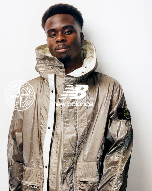STONE ISLAND | NEW BALANCE Professional football player Bukayo Saka wears Stone Island | New Balance 4100003 Nylon Prismatico-TC Hooded Jacket, made in nylon tela bonded to a transparent polyurethane film that creates a “liquid” and three-dimensional appearance. Garment dyed. Available in an exclusive Tortora colorway for North America. Stone Island and New Balance present the latest evolution of their long-term partnership with a dedicated on and off pitch capsule collection. Available now, follow the link in bio. @bukayosaka87 Photography by @boladebanjo #StoneIslandNewBalance by @newbalancefootball