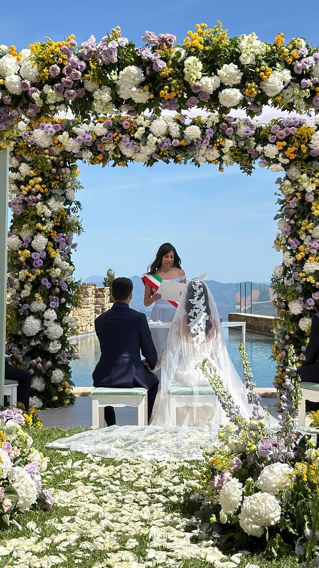 Auguri agli sposi! È sempre bello celebrare l’amore e voi siete meravigliosi! Vi voglio bene ❤️ @valeriangione @lucadigirolamo #matrimonio #amore