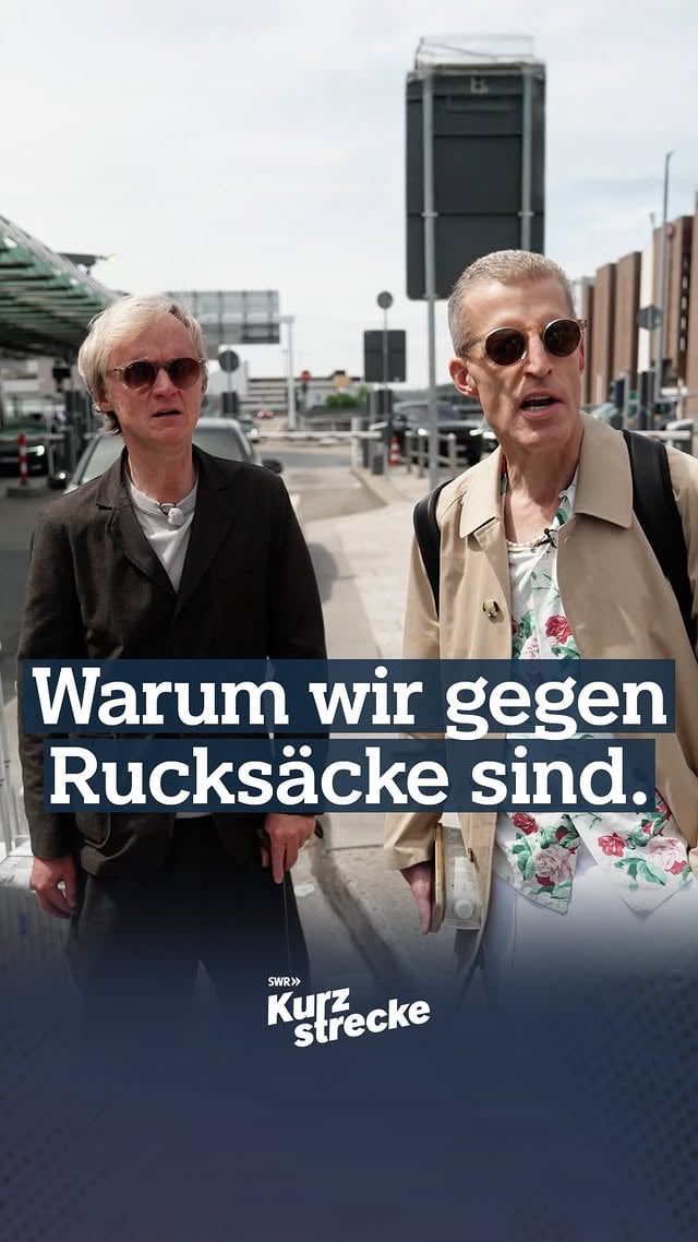 Jeder hat sein Säckchen zu tragen.Schreibt gerne tragbare Kommentare zur neuen Folge „Kurzstrecke“ mit Stucki! #kurzstrecke #sackgedicht #swr #rucksackgesicht by @benjamin_von_stuckrad_barre
