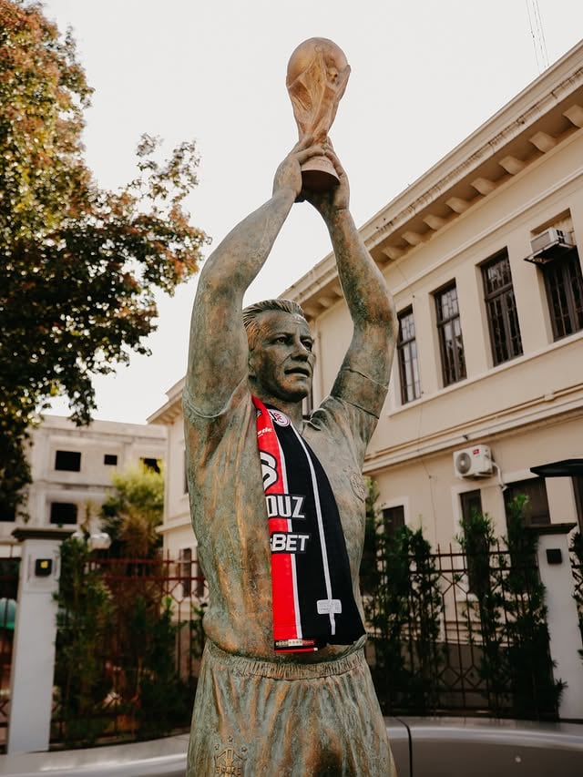 Em clima de Copa do Mundo, o manto Tricolor e o adm foram conhecer a estátua de Dunga, capitão do tetra e nascido aqui em Ijuí. 🏆🏆🏆🏆🇧🇷#JogaJunto