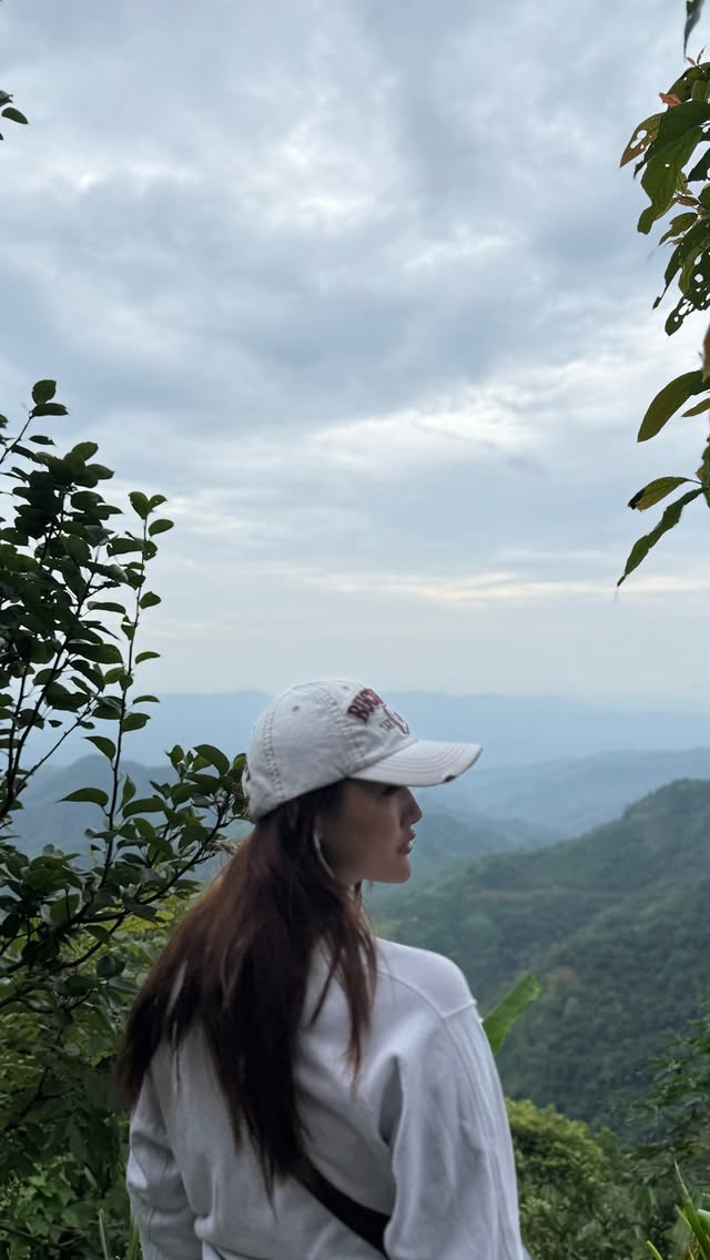 Ka rilrua ngaihtuah tam tak ka neih lai chuan, I thlamuannate chuan ka nun hi a ti hlim ṭhin.(Unau a zai mai2 na😁)Pangpar mawi by @fanai.flower 🤭 by @vanlallawmawmi