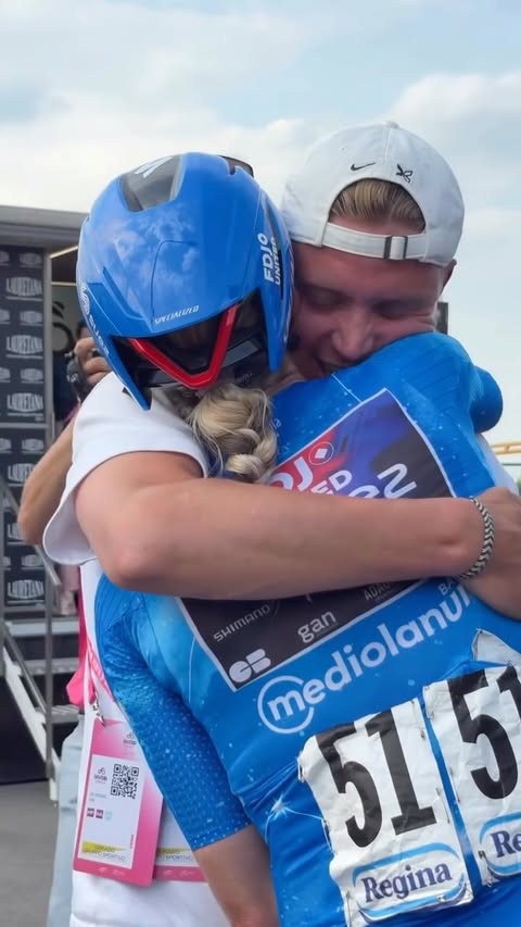 @demivollering after an amazing stage, wins her first Giro d’Italia Women 🥹💖🏆

@demivollering dopo una tappa pazzesca, vince il suo primo Giro d’Italia Women 🥹💖🏆