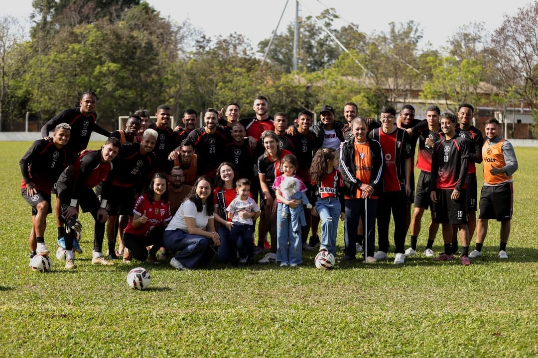 O Tricolor nunca caminha sozinho! 🖤🤍❤️Após o treino, recebemos o carinho de torcedores que viajaram de Joinville e de joinvilenses que hoje vivem em Ijuí.Seja para quem percorreu a estrada desde Joinville ou para aqueles que carregam o Tricolor no coração mesmo morando no interior gaúcho, a presença e o apoio de vocês tornam essa caminhada ainda mais especial.Amanhã estaremos juntos, lutando pelo mesmo objetivo. Obrigado por estarem ao nosso lado. 🐰📸 @_ivanor | JEC#JogaJunto