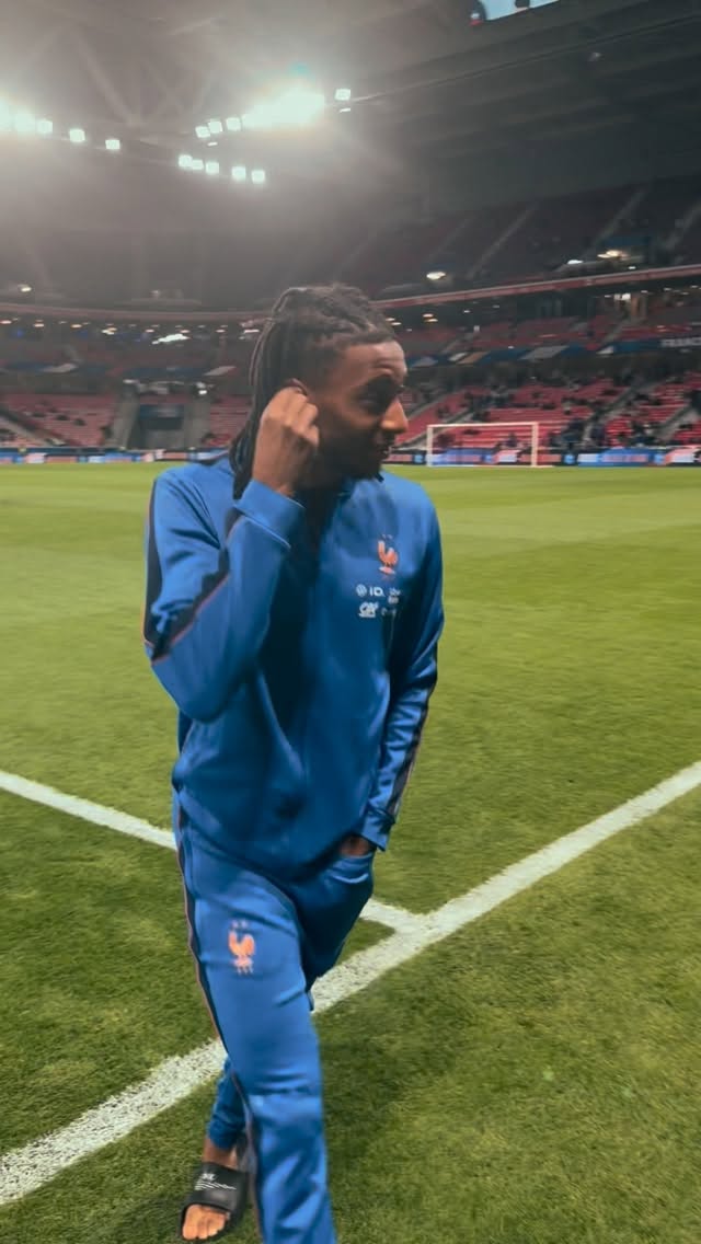 Same routine for 𝒄𝒍𝒖𝒃 & 𝒄𝒐𝒖𝒏𝒕𝒓𝒚 🥶

Different stage, same Michael Olise 🩴
🎥 @equipedefrance @fff