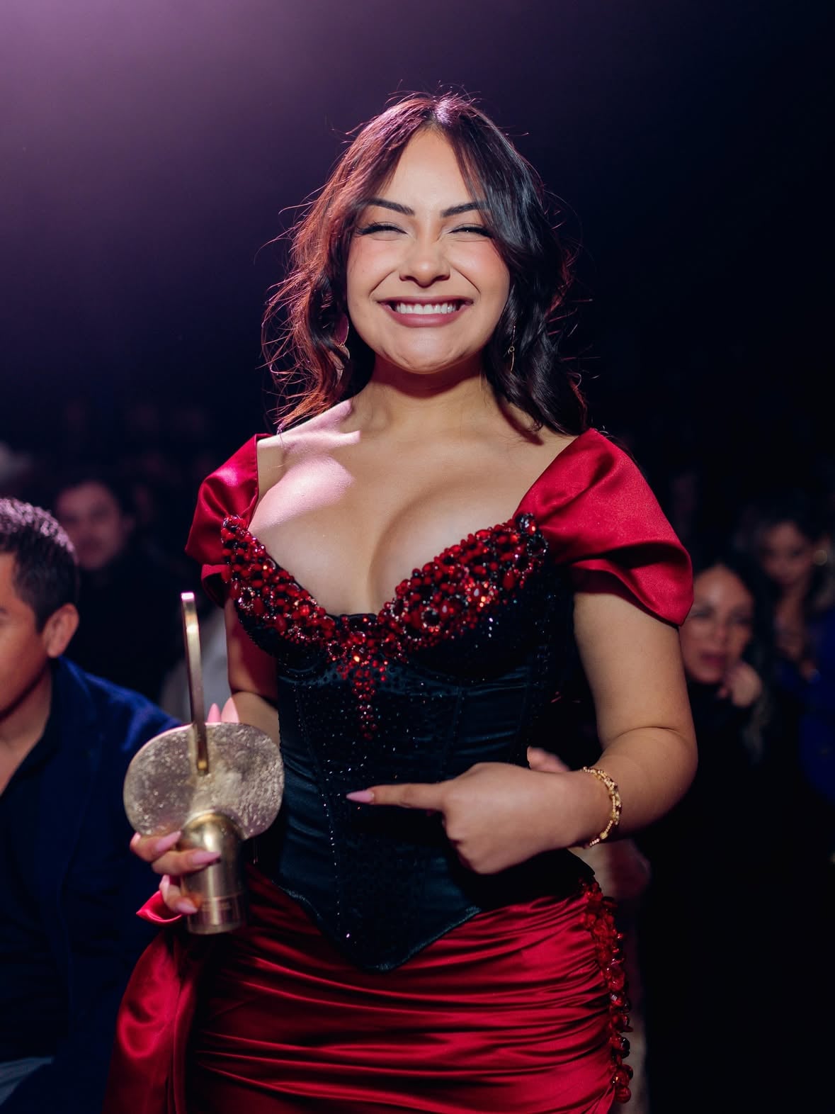 ¡GANAMOS! 🥹😭 “MEJOR ÁLBUM DE MÚSICA RANCHERA”🤠

GRACIAS A TODOS LOS QUE HICIERON ESTO POSIBLE ❤️ GRACIAS POR RECONOCER ESTA LINDA MÚSICA QUE REPRESENTA A MUCHOS🥹

Los quiero mucho ❤️

👗 @por_ancouture 
📸 @f.valencia.ph 
Makeup @nannnaii