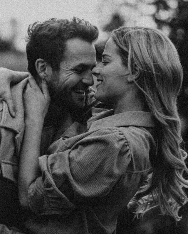 Happy Birthday - an die Liebe meines Lebens. @philipp_stehler ❤️Manchmal kann ich kaum glauben, was wir in den letzten Jahren alles gemeinsam erlebt haben. Wir haben uns kennengelernt, uns vom ersten Moment an verliebt, sind schnell zusammengezogen – und seitdem durch so ziemlich alles gegangen, was das Leben bereithält: Höhen und Tiefen, Krankheit und Gesundheit, eine Pandemie, Herausforderungen, Glücksmomente, Liebe, Party, Verluste, Ängste, Schwangerschaft, Eltern werden, großer Umzug und noch alles dazwischen.Die Zeit mit dir war und ist die Zeit meines Lebens.Bei uns ist nicht immer alles perfekt – und genau das macht unsere Geschichte so echt. Wir lieben uns, wir streiten uns, wir wachsen miteinander und manchmal auch aneinander. Es gibt Tage, an denen ich voller Überzeugung denke: Mit dir werde ich alt. Und dann gibt es Momente, in denen das Leben und der Alltag uns herausfordern. Aber vielleicht gehört genau das dazu. Wer die größten Höhen erleben darf, kennt auch die Tiefen. Und genau diese gemeinsame Achterbahnfahrt macht unsere Liebe und unser Leben aus!Heute feiern wir deinen Geburtstag ganz ruhig und voller Vorfreude. In wenigen Tagen wird unser Sohn schon drei Jahre alt, und schon ganz bald dürfen wir unsere Tochter in den Armen halten. Es ist kaum zu glauben, wie schnell die Zeit vergeht und es sein kann, dass es jeden Moment dazu kommen kann unsere Tochter kennenzulernen.Die letzten Wochen waren nicht leicht. Arbeit, Selbstständigkeit, unser Hof, Kleinkind, 2. Schwangerschaft und ein Alltag, der uns manchmal kaum Luft zum Durchatmen gelassen hat. Unsere Beziehung ist dabei vielleicht manchmal zu kurz gekommen. Aber eines hat sich nie verändert: meine Liebe zu dir.Ich wünsche dir von Herzen Gesundheit, Glück, Zufriedenheit und dass all deine Wünsche in Erfüllung gehen. Vor allem aber wünsche ich dir, dass du immer weißt, wie sehr du geliebt wirst. Ich liebe dich!♥️ by @vanessastehler