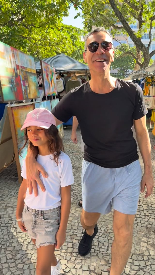 Curte uma feirinha de fim de semana? Aquele rolezinho cheio de cores, de vida, de sabores, de alto astral e de energia boa…

Manu, Tici e eu adoramos!
A gente sai de uma e vai pra outra até não aguentar mais andar. E volta pra casa com várias sacolinhas…😉

#riodejaneiro #feirinha #ipanema