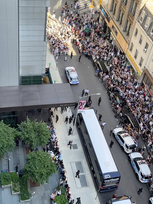 @nyknicks fans making the @spurs feel very welcomed at their hotel in NYC #whatisnewyork