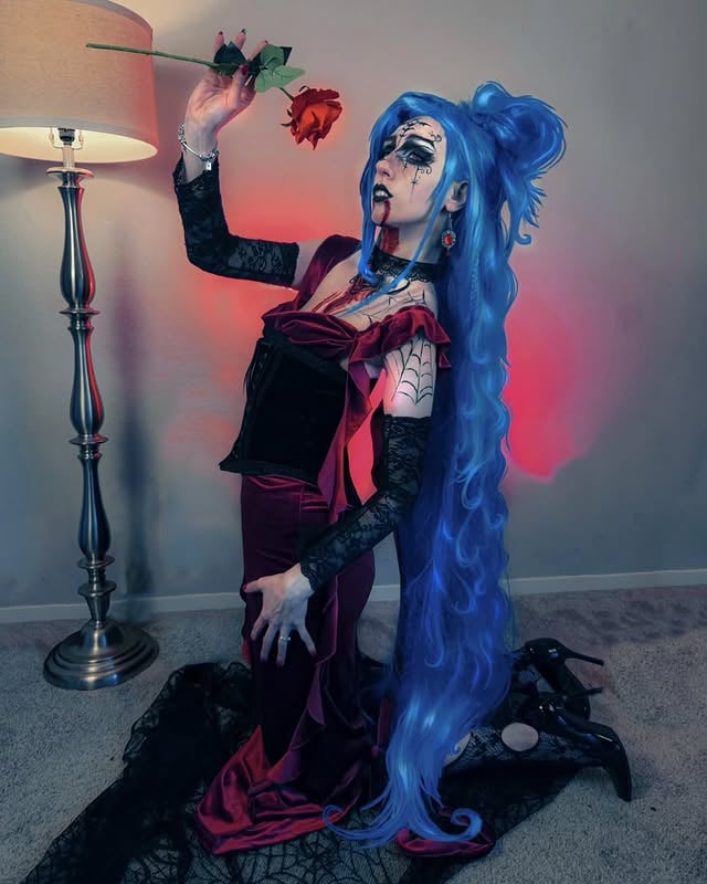 Vampire Jinx 🌹🩸 Love her so much!Inspiration from @iwachansarm amazing drawing ✨️💋Lately, I've been thinking a lot about summer and everything that comes with it. (Definitely not vampires... even though I clearly have a weakness for them 😆🩸) Instead, my mind has been full of sunshine, warm weather, cute bikinis, and all the fun things that make summer feel so special. ☀️🏖️✨I've also been spending way too much time thinking about new cosplay ideas and trying to decide which characters I want to bring to life this season. The hardest part is choosing the perfect locations for photoshoots! There are so many beautiful places I'd love to visit and capture some magical pictures📸💖Honestly, I'm just so excited for all the adventures, creative projects, and memories waiting to happen. I can't wait to enjoy the long sunny days, and create lots of new content along the way 🥰✨️What about you? Do you have any fun plans, trips, events, or goals for this summer? 🌺☀️Pictures by @keaton_redfox 😘Edit by moi 💋#vampire #jinx #jinxcosplay #arcane #gothgirl | dracula, vampire jinx, goth makeup, goth fashion, woman dracula, vanhellsing, vampire hunter D by @pro_cosplay