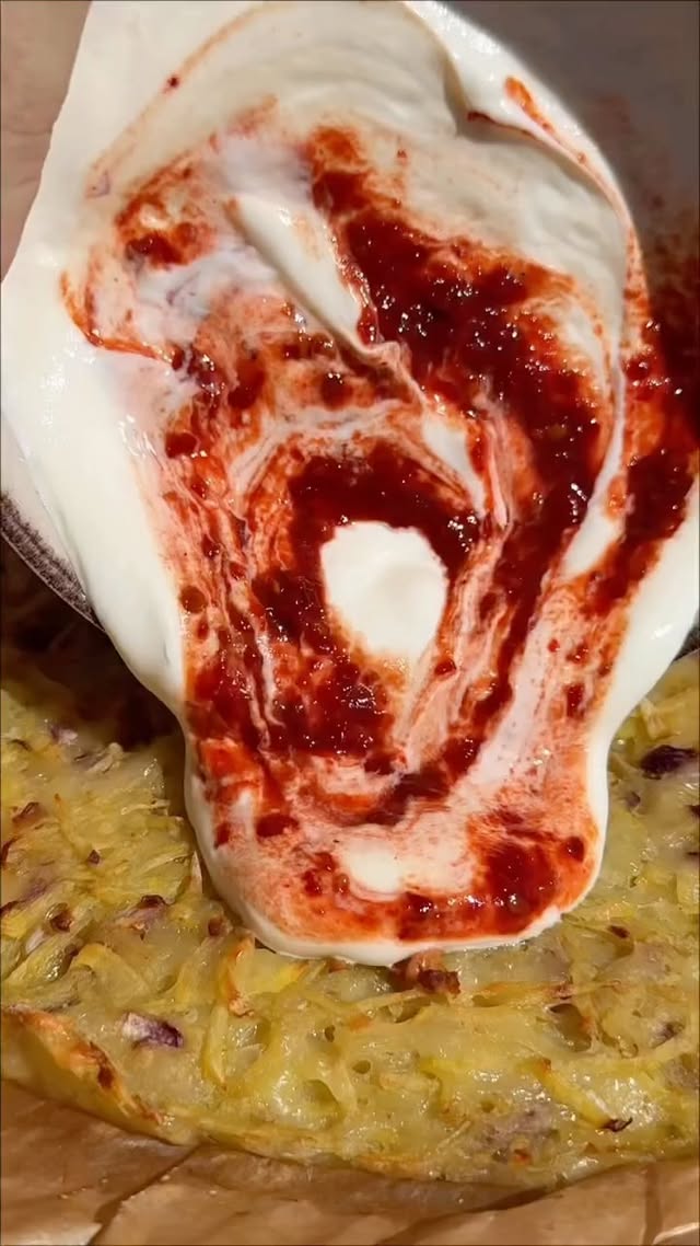 OFEN KARTOFFELPUFFER MIT JOGHURT CHILLI DIP________________________▶️Zutaten (für 2 Portionen):600g Kartoffeln1 Zwiebel (fein gerieben)1 Ei25g Mehl oder Speisestärke70g geriebener Käse (z. B. Gouda oder Emmentaler)1 TL Salz½ TL schwarzer Pfeffer1 EL Öl für die Masse1 EL Öl zum BestreichenTopping:180g griechischer Joghurt½ TL Zitronensaft 1 kleine Knoblauchzehe Gewürze nach Belieben (Salz, Pfeffer,…)Frischer Schnittlauch 1/2-1 TL ChilliölKartoffeln raspeln und 15 Minuten in kaltem Wasser einweichen.Sehr gründlich ausdrücken und mit den anderen Zutaten für die Puffer vermengen.Auf einem mit Backpapier belegten Blech zu 2 großen Puffern formen.Mit etwas Öl bestreichen und ca 25-30 Minuten ausbacken (200 Grad Umluft).Nach etwa 15 Minuten wenden.Währenddessen den Joghurt mit Zitronensaft und Knoblauch verrühren, gut würzen und Chilliöl dazugeben.Die fertigen Kartoffelpuffer mit dem Joghurt-Chiliöl-Dip und Schnittlauch servieren.Viel Spaß beim Ausprobieren 💕 by @melissasfoodspace