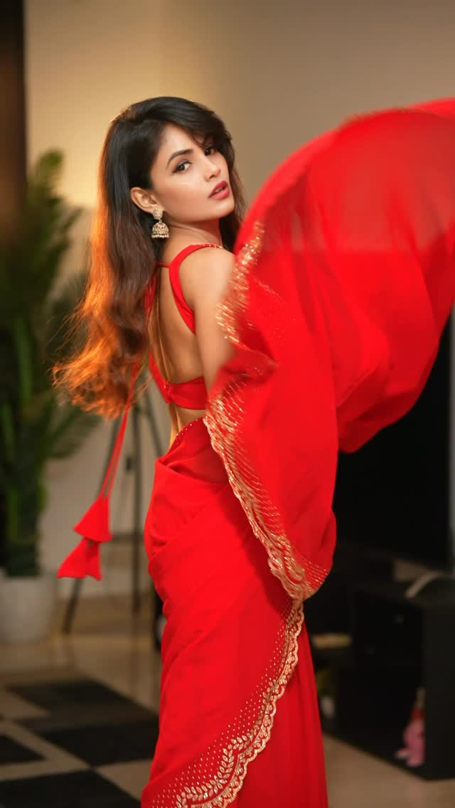Bahut Jatate❣️

#zjn #redsaree #instagram