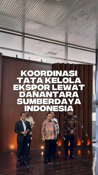 Konferensi Pers Terkait Koordinasi Tata Kelola Ekspor Lewat Danantara Sumberdaya Indonesia (DSI) bersama dengan Menteri Sekretaris Negara Prasetyo Hadi, Menteri Energi dan Sumber Daya Mineral (ESDM) Bahlil Lahadalia, Menteri Hukum Supratman Andi Agtas, Kepala BP BUMN Dony Oskaria di lobby Gedung Nusantara III Senayan Jakarta. 

DPR melakukan diskusi koordinasi cukup panjang dari tadi pagi dengan pihak pemerintah dalam hal ini ada Mensesneg, Menteri ESDM, COO Danantara, serta Menteri Hukum.

Diskusi yang dilakukan adalah mempercepat pertumbuhan ekonomi sekaligus kemudian membicarakan tata kelola ekspor yang akan dilakukan oleh DSI (Danantara Sumberdaya Indonesia) yang di bawah Danantara maupun tata kelola ESDM yang di bawah Kementerian ESDM. Serta kemudian kami juga berdiskusi bagaimana membuat aturan-aturan untuk percepatan-percepatan izin-izin investasi 🇮🇩