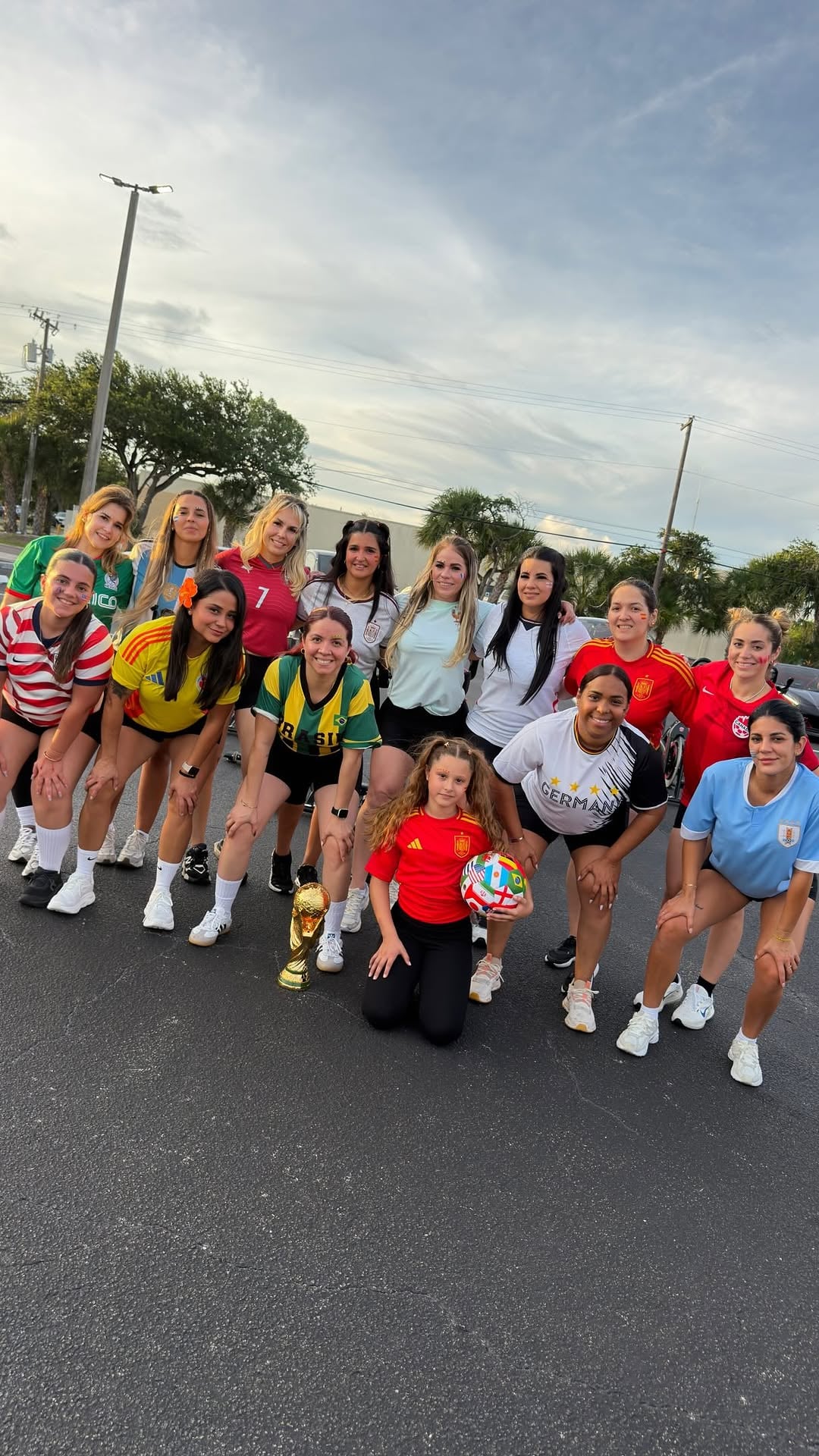 Ya viste a tu equipo favorito??? ⚽️⚽️⚽️
🇦🇷 🇲🇽 🇧🇷 🇺🇾 🇨🇴 🇫🇷 🇵🇹 🇨🇦 🇺🇸 🇩🇪 🏴󠁧󠁢󠁥󠁮󠁧󠁿 🇪🇸 
#daidai #mundial #shakira #florida #spinning 

@claudiasegi22 @_k.a.r.l.a_ @adoliu_2 @m.casales @andreahache7 @bae_keila @jenniffer_amores @cdianetlopez @dana09george @maide_pimi @yuraimabeautyspa @marionumana20 @azulcangioli @bae_keila