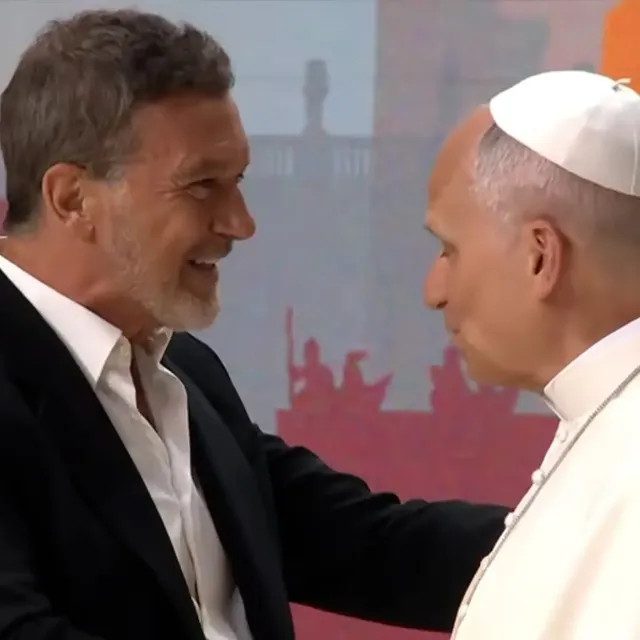 Antonio Banderas se ha dirigido al Papa León XIV en el Movistar Arena con las siguientes palabras: "Estoy aquí confesando haber sido víctima del HECHIZO DE DIOS" by @obispomunilla