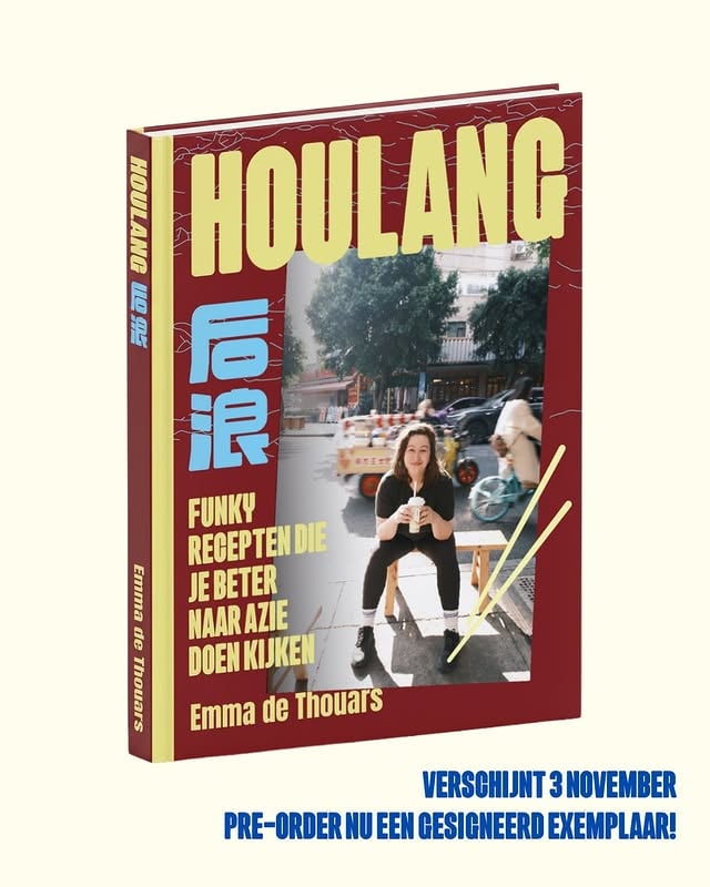 Het is eindelijk zover, vanaf nu kun je mijn boek Houlang pre-orderen via de link in m’n bio! Hòulàng betekent ‘achterste golf’. Het verwijst naar een jonge en innovatieve generatie die tradities niet overboord gooit, maar er op voortbouwt en er iets nieuws mee maakt. Juist die moderniteit en innovatie in combinatie met eeuwenoude cultuur is wat Azië voor mij zo interessant maakt. 

In Houlang staan 70 vegetarische recepten geïnspireerd op mijn reizen door Oost-, Zuidoost-, en Zuid-Azië. Van authentieke Chinese aubergine met sperziebonen die ik altijd op m’n hotelkamer bestel tot hippe drankjes met cold foam en salted honey toast met room van Thaise thee. Verwacht veel café life, reisfoto’s en smaken waarvan je nog niet wist dat ze bestonden.

Ik geef dit boek geheel in eigen beheer uit, wat deze dag voor mij duizend keer spannender maakt dan normaal. Je helpt mij enorm door het boek nu al te bestellen! Je hebt geen idee! Ik signeer alle boeken uit de pre-order en het boek ploft 3 november bij jou als eerste op de mat. 

Miljoen dank aan alle mensen die meewerken aan dit boek. Want in eigen beheer betekent zeker niet alleen. 💕

Vormgeving: @longwu.co 
Receptfotografie: @jois.jpg 
Fotografie omslag: Chen Lan 
Fotografie Emma in Beijing: Misen 米森
Fotografie Emma in Guangzhou: Eva Lynn Leung
Redactie: @steffiharte 
Verkoop: @newbookcollectivenl 
Drukker: @wilcobv 
Marketing: @mariekemigchelbrink