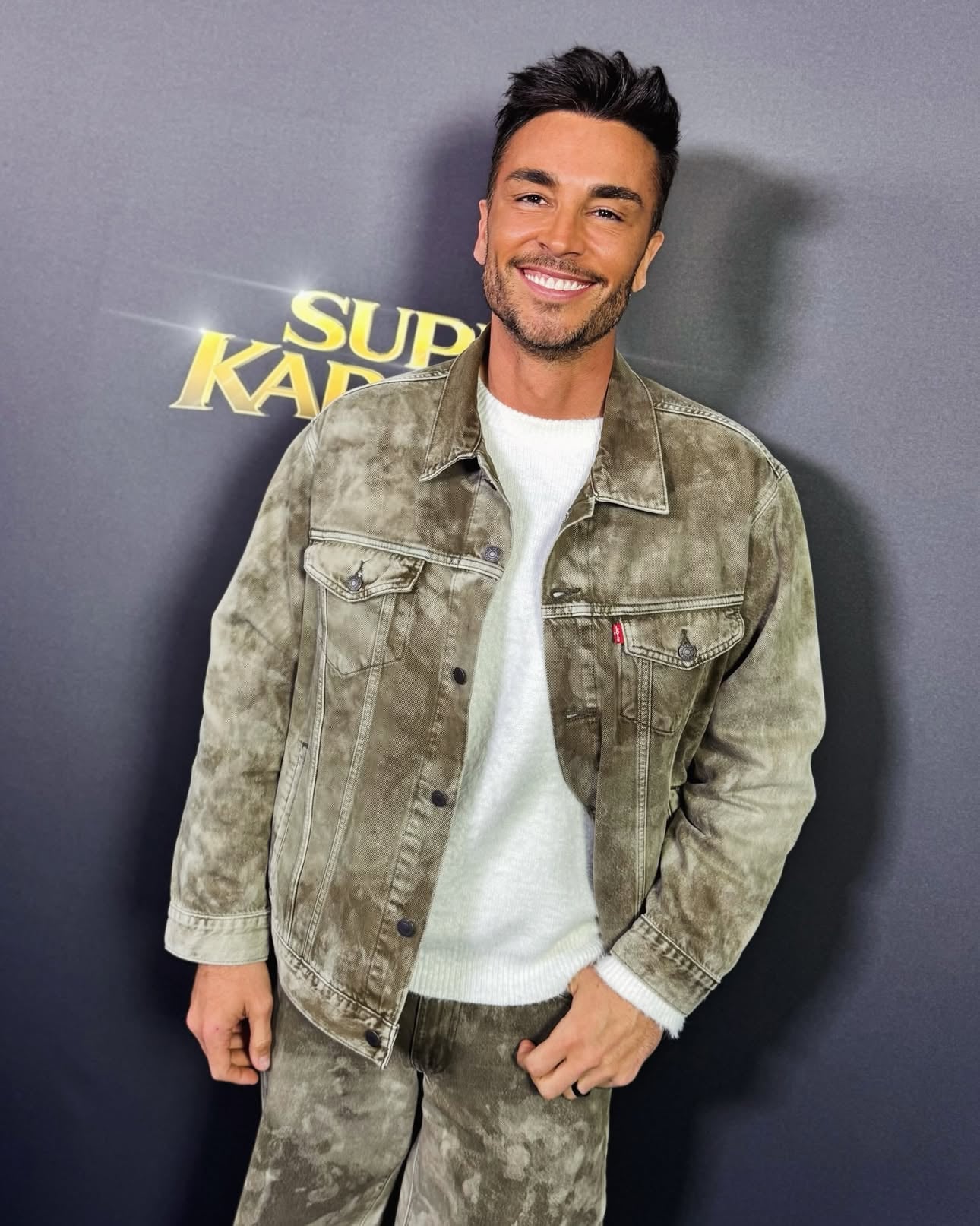 Alzi la mano chi ha cantato o stonato almeno una volta al Karaoke!!

Ieri sera noi l’abbiamo fatto in grande a Ferrara per la prima serata di #SuperKaraoke su Canale 5!

@therealhunzigram alla conduzione.
Io, in rappresentanza di @radior101 e insieme a me, @lucillagosti @rosariarollo e @danielebattaglia capitani delle squadre e voi tutti a fare casino insieme a noi in piazza!

Regia del grande @cenciroby 

L’avete visto? Come vi è sembrato? 😃

P.s. non prendete impegni mercoledì per la serata finale 😎

Outfit by @levis

Thanx to
@futuramanagement 

#canale5 #mediaset #karaoke #radior101