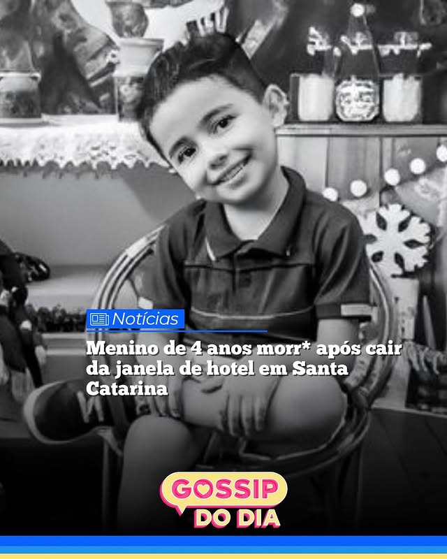 Que tristeza! 😔 Um menino de 4 anos morr*u após cair da janela de um hotel em Blumenau, na tarde da última quinta-feira (4). Segundo a Polícia Civil de Santa Catarina, o menino caiu do 5º andar do prédio, no bairro Vorstadt, e o caso está sendo investigado como homicídio culposo.De acordo com o relato da mãe, ela estava sozinha com o filho no quarto quando abriu a janela e a criança se aproximou para observar pássaros do lado de fora. O menino acabou se inclinando e caiu, apesar da tentativa da mãe de segurá-lo pelas pernas. Arthur Colombo da Cruz foi socorrido e levado ao hospital, mas não resistiu aos ferimentos. O pai da criança, auxiliar técnico do Clube Atlético Metropolitano, foi informado sobre o acidente enquanto trabalhava e seguiu para a unidade hospitalar.(Via: @cnnbrasil)(📸Imagem/Reprodução: Internet)