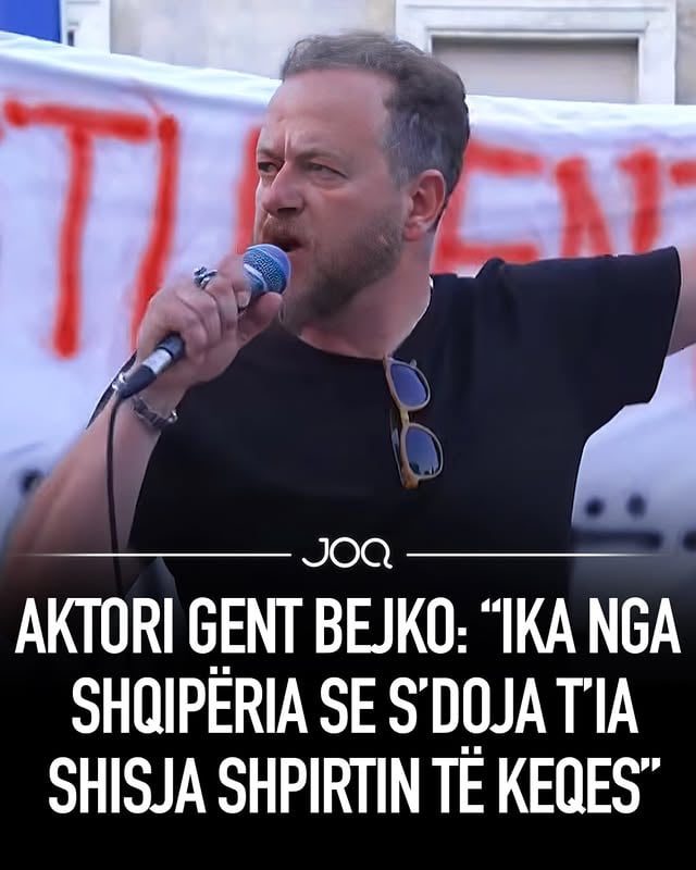Protesta qytetare në bulevard shënoi ditën e saj të dhjetë radhazi të martën. Me qindra qytetarë u mblodhën sërish në shesh për të vijuar tubimin kundër qeverisë, duke këmbëngulur në kërkesat e tyre për ndryshim politik dhe duke dëshmuar një qëndresë të palëkundur.Në mesin e folësve të kësaj dite ka qenë edhe aktori i njohur i humorit, Gent Bejko, i cili ka mbajtur një fjalim me tone mjaft të forta dhe kritika të ashpra ndaj të gjithë klasës politike shqiptare përgjatë viteve. Sipas Bejkos, zhgënjimi i qytetarëve i ka rrënjët e thella që nga periudha e tranzicionit pas viteve ’90, kohë kur sipas tij, ndryshimet politike dështuan të sillnin transformimin e shumëpritur.Aktori ka lidhur eksodin e shqiptarëve dhe emigrimin e tij personal pikërisht me mungesën e besimit te sistemi aktual.“Menduam se ndryshoi regjimi në 1990, por regjimi nuk ka ndryshuar, janë të njëjtët. Duan të na përçajnë, duan të fusin lloj-lloj gjërash këtu, por ne nuk përçahemi, nuk bëhemi pis. Ika nga Shqipëria sepse nuk doja t’ia shisja shpirtin të keqes. Këta ia kanë shitur shpirtin të keqes, nga Berisha tek ky”, deklaroi Bejko përpara turmës.Në mbyllje të fjalës së tij, Bejko lëshoi një thirrje të prerë drejtuar qytetarëve që të mos tërhiqen dhe të vijojnë qëndresën, pavarësisht presioneve apo përpjekjeve për dekurajim.“Nuk mund të tallen me ne. Këta thonë se do na fusin në Evropë. Ne jemi Evropa. Ne nuk jemi të shitur. Ata janë të shitur. Ne do të flasim, do të bërtasim, nuk do të heshtim”, përfundoi ai, i shoqëruar nga duartrokitjet e protestuesve që mbushën sheshin në këtë ditë të dhjetë të tubimit.