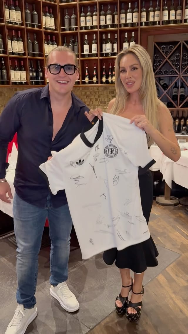 🇩🇪Deutschland spielt. Wir legen noch einen drauf.

Zu gewinnen gibt es dieses unterschriebene Deutschland-Trikot.

So machst du mit:

• Folge @ronbielecki 
• ⁠Folge @samanthanaelj 
• ⁠Like diesen Beitrag
• ⁠Markiere 3 Freunde in den Kommentaren

Extra Los
 🎟️: Teile das Reel in deiner Story 

Teilnahmeschluss: 14.06.2026 um 23:59 Uhr.

Der Gewinner wird ausgelost und anschließend per DM kontaktiert.

Teilnahme ab 18 Jahren. Teilnahme aus Deutschland, Österreich und der Schweiz. Das Gewinnspiel steht in keiner Verbindung zu Instagram und wird weder von Instagram gesponsert, unterstützt noch organisiert. Der Rechtsweg ist ausgeschlossen. Keine Barauszahlung, kein Umtausch und keine Übertragung des Gewinns möglich.