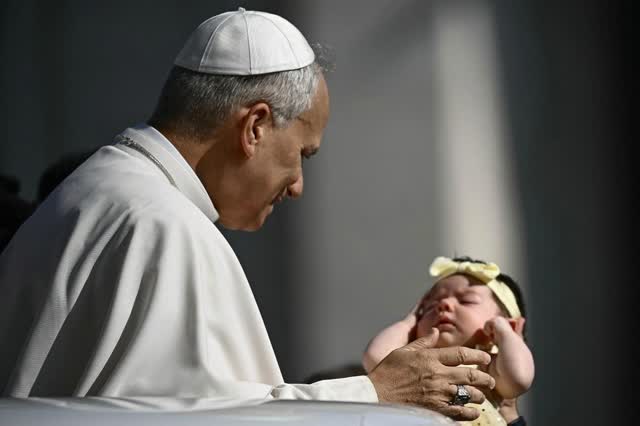 Mientras los políticos se hacen los "no enterados" después de "aplaudir a rabiar" el mensaje del Papa en el Congreso de los Diputados, te comparto esta reflexión con mis primeras impresiones sobre lo que estoy viendo: El link a "EL PAPA DE LOS BEBÉS" lo tienes en mi story#PapaLeonXIV by @obispomunilla