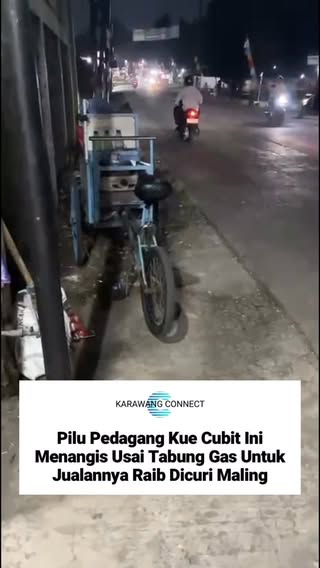 Niat mencari nafkah hingga larut malam berujung pilu bagi seorang pedagang kue cubit di Gunungsindur, Bogor.

Tabung gas LPG yang menjadi penunjang utama usahanya raib dicuri saat suasana sekitar sedang sepi. Aksi pelaku terekam kamera CCTV dan viral di media sosial.

Setelah menyadari tabung gasnya hilang, pedagang tersebut tampak tak kuasa menahan tangis di samping gerobaknya. Kehilangan itu membuatnya kebingungan karena tidak memiliki modal untuk kembali berjualan keesokan hari.

Peristiwa ini mengundang simpati warganet. Di tengah perjuangan mencari rezeki dengan cara yang halal, masih ada saja pihak yang tega mengambil hak orang lain demi kepentingan pribadi. 🥺💔

Video TikTok/deanlivan

#KarawangConnect