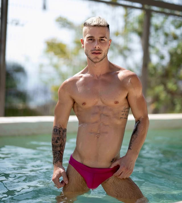 ¿Te vienes o te espero? 😏😏
#summervibes #fitnessmodel #summer #pool #model 
@bob_of_scotland_studio