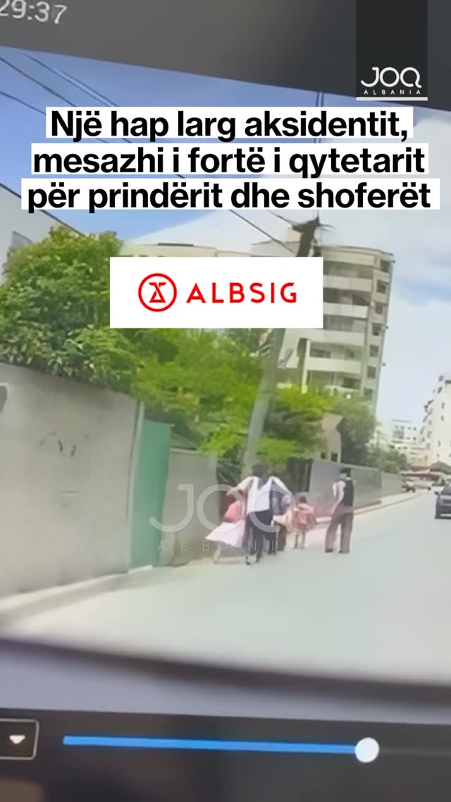 Një qytetar i është drejtuar redaksisë së JOQ Albania duke dërguar një video që, sipas tij, duhet të shërbejë si një thirrje për më shumë kujdes dhe përgjegjësi nga të gjithë.

Në pamje shihet një moment që për pak mund të kishte përfunduar në tragjedi, pasi një fëmijë del papritur në rrugë. Fatmirësisht, ai nuk goditet nga automjetet dhe ngjarja mbyllet pa pasoja të rënda.

Qytetari thekson se publikimi i videos nuk ka për qëllim të fajësojë askënd, por të ndërgjegjësojë prindërit, kujdestarët dhe drejtuesit e mjeteve për rreziqet që mund të lindin brenda pak sekondash. Sipas tij, mjafton një moment pakujdesie që një situatë e zakonshme të shndërrohet në një ngjarje të rëndë.

Rasti vjen si një kujtesë se siguria e fëmijëve kërkon vëmendje të vazhdueshme nga të gjithë, pasi pasojat e një aksidenti mund të jenë të parikuperueshme.

Mesazhi i plotë i qytetarit:
Kjo video po shpërndahet jo për të fajësuar askënd, por për të na bërë të gjithëve të reflektojmë. Fatmirësisht, fëmija nuk u godit dhe gjithçka përfundoi pa pasoja serioze.
Megjithatë, ky është një kujtim i rëndësishëm se sa shpejt mund të ndodhë një aksident kur fëmijët largohen nga kontrolli dhe dalin papritur në rrugë. Mjafton një sekondë pakujdesi që një situatë e zakonshme të kthehet në tragjedi.
Le të tregojmë më shumë kujdes si prindër, kujdestarë dhe drejtues mjetesh, sepse siguria e fëmijëve është përgjegjësi e të gjithëve.