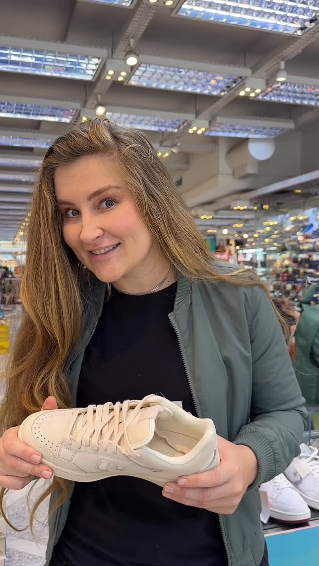 Dia dos Namorados chegando e eu já passei aqui para separar algumas opções que estão lindas! 😍Tem tênis, botas, mochilas e várias novidades que combinam com todos os estilos. E vamos combinar? Presente bom é aquele que a pessoa usa o ano inteiro. ✨Qual desses modelos ganhou seu coração? 👀❤️#DiaDosNamorados #ClovisCalçados #Converse #PresentePerfeito #DicaDePresente by @biasocek
