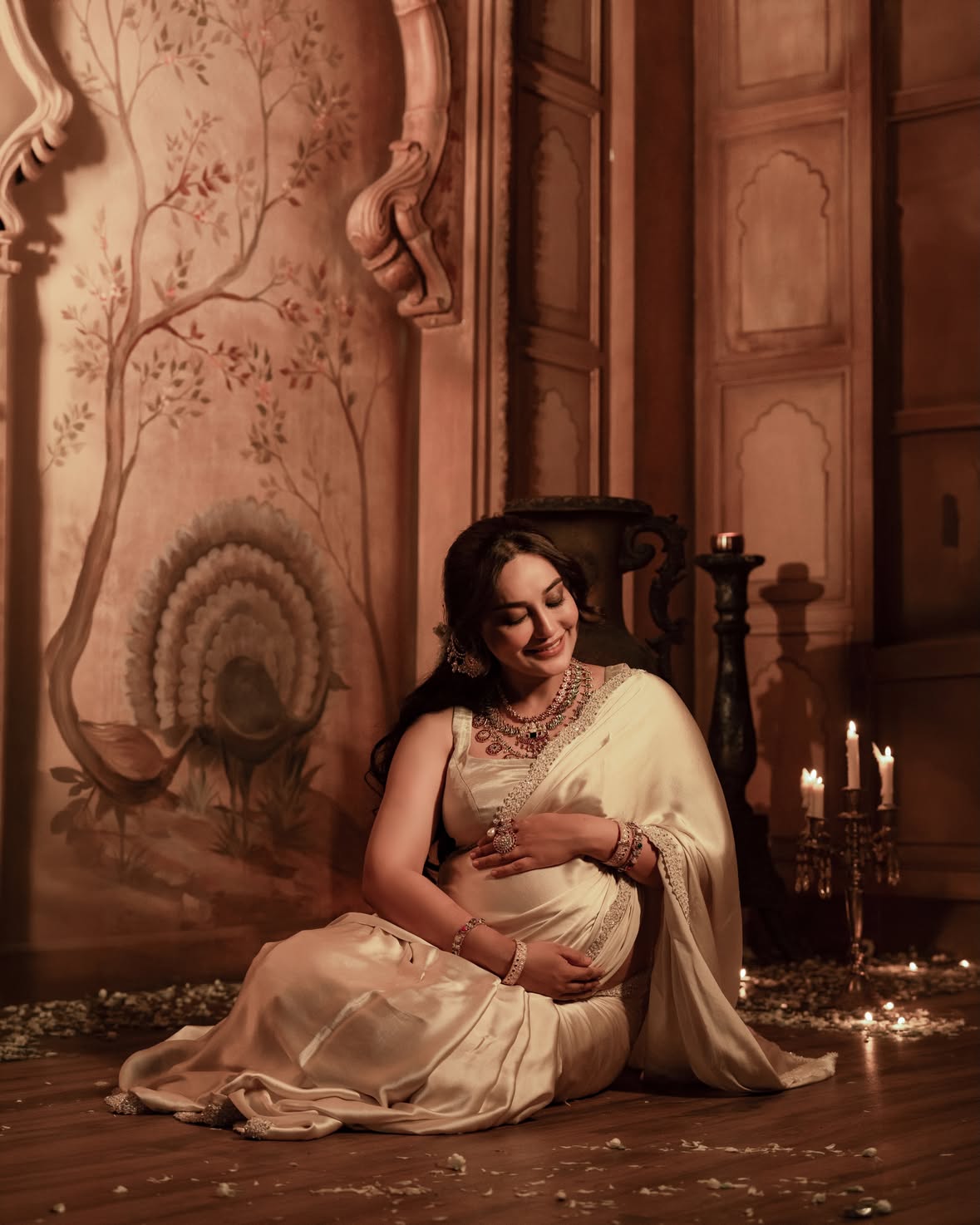 Collecting moments, Carrying Gratitude 🧿✨
.
.
.
.
.
.
Saree @nitikagujralofficial 
Jewellery @rajjewellery 
Kaanchain @mrjewels100 
via @offbeatmediain 
Styled by @stylingbyvictor @sohail__mughal___ 
Mua @aafreenchowdhari.makeup 
Hair @hair_stylist_fatima
PR and Coordinated by: @partycircle_ind