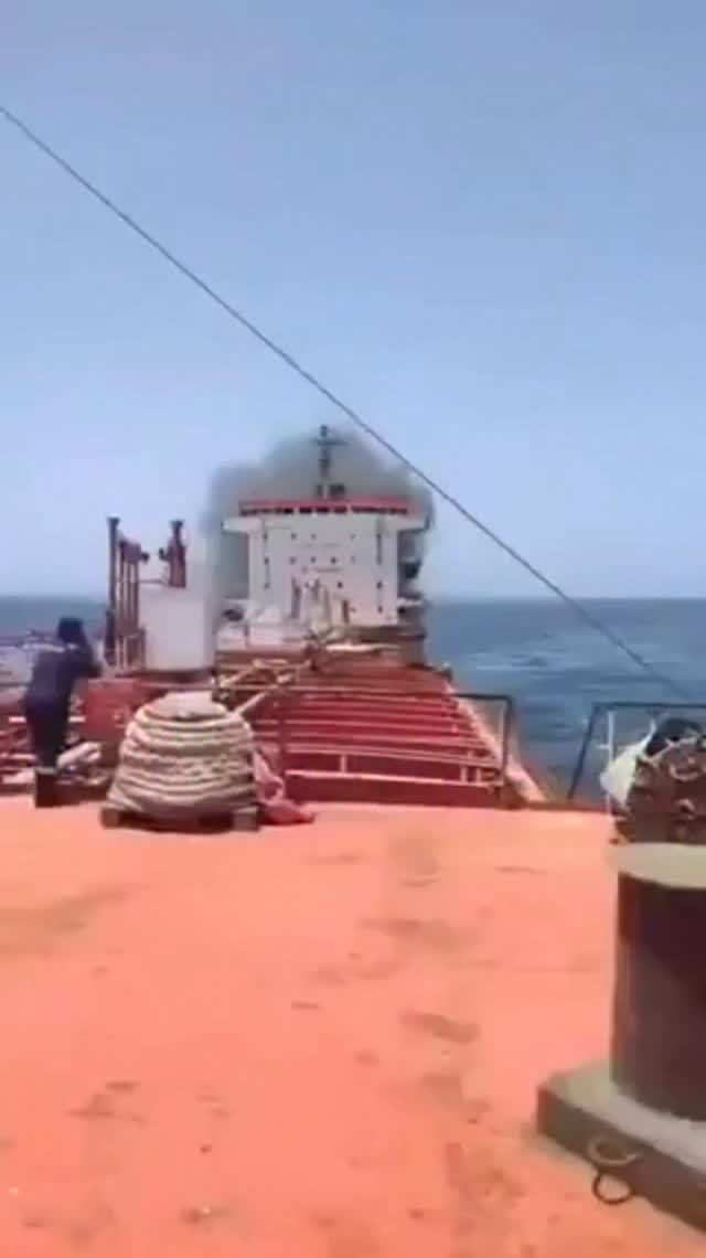 🇺🇸 #US: A US Navy F/A-18 Super Hornet reportedly fired what they called a "precision munition" at the Palau-flagged oil tanker M/T Marivex in the Gulf of Oman as the vessel was allegedly en route to Iran earlier today. 

The tanker was disabled, and all 24 Indian crew members were reportedly evacuated with assistance from Omani authorities. The footage was recorded by the crewmembers moments after the strike.