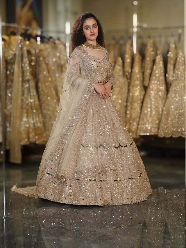 The Beauty of the Emerald Bead’s 🤩✨💚 #foryou #wedding #india #lehenga #love by @taj_etoile