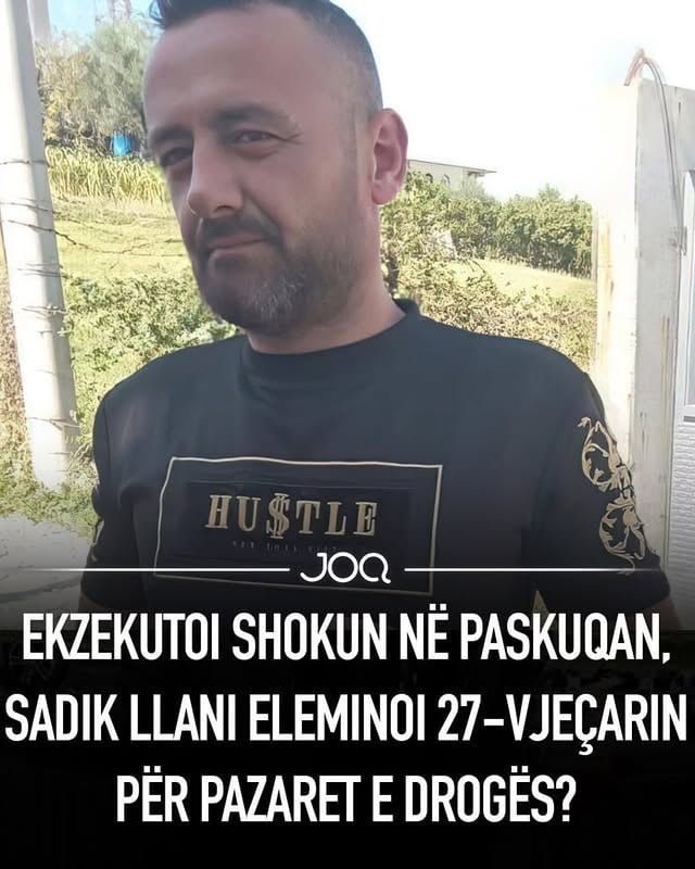 Pavarësisht kërkimeve intensive në zonën e Bovillës, forcat RENEA dhe Policia e Tiranës nuk kanë arritur ende të lokalizojnë Sadik Llanajn, i dyshuar për vrasjen e 27-vjeçarit Ardian Baloshi në Paskuqan.Gjatë kontrolleve, autoritetet kanë gjetur dhe sekuestruar automjetin që dyshohet se është përdorur në krim, por nuk kanë mundur të gjejnë armën e zjarrit, çka ngre dyshime se autori mund të vijojë të jetë i armatosur.Në vendin e ngjarjes janë sekuestruar 11 gëzhoja, ndërsa hetuesit po analizojnë provat materiale dhe dëshmitë e personave që ndodheshin me viktimën në momentin e sulmit. Sipas tyre, autori është afruar me automjet pranë grupit të të rinjve dhe ka qëlluar nga makina në lëvizje. Më pas, ai dyshohet se ka zbritur dhe i ka ndjekur në këmbë duke vijuar të hapë zjarr.Personat e pyetur kanë deklaruar se mes autorit dhe viktimës kishte pasur një konflikt verbal rreth një vit më parë. Megjithatë, burime pranë hetimit dyshojnë se pas ngjarjes mund të fshihen përplasje të tjera, të lidhura me aktivitete të paligjshme, pistë e cila po verifikohet.Sipas deklarimeve të banorëve, fusha e futbollit dhe kalçetoja nuk kanë asnjë lidhje me ngjarjen e rëndë. Ata shprehen se në lokalin me pishina ku ndodhi konflikti tregtohen lëndë narkotike, duke shtuar se biznesi është në pronësi të një efektivi policie dhe se incidentet që ndodhin aty, janë fshehur vazhdimisht.Më tej, ai pohojnë se objektivi i sulmit të ndodhur një ditë më parë nuk ka qenë Ardiani, i cili humbi jetën, por djali që administron lokalin, për të cilin pretendon se është i përfshirë në aktivitetin e trafikut të drogës.