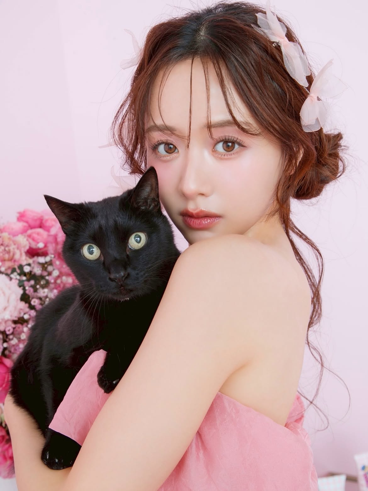 .
PEACH JOHN Beautyとのコラボ商品ができました🐈‍⬛🎀
数量限定で発売です！

ボムバストクリーム
ヒップルン薬用ホワイトクリーム
ヒップルン薬用スクラブ
ハニーブロッサムの香りでハチミツの保湿成分も入っています🍯✨

毎日に小さなときめきを添える、幸福感あふれる香りです🌙
是非試してみてください！