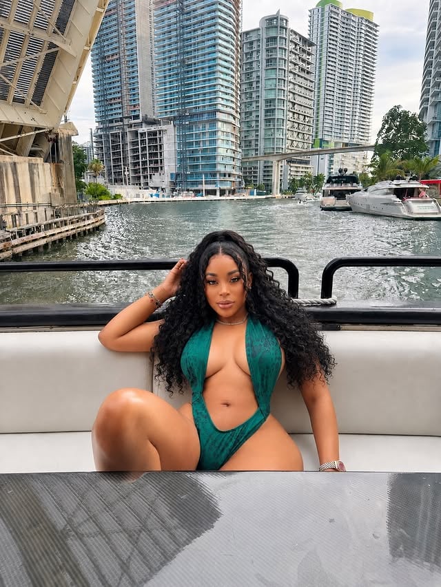 Quick and relaxing vacation so I can go beast mode at work! All high level entrepreneurs know taking trips motivates you to work! 🙌🏾#miami #bossbabe #yachtlife #luxurylifestyle #relaxation by @iamaprilhunter