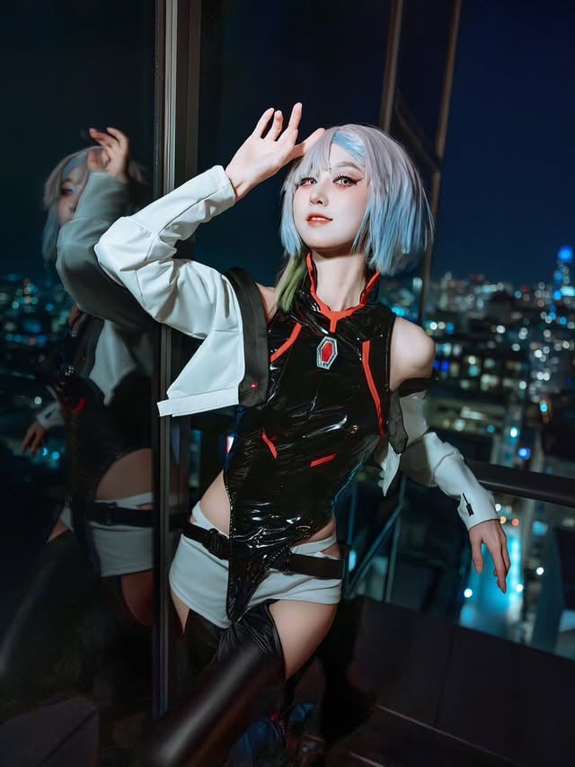 🌙 Cyberpunk Edgerunners - Lucy🌙 Photo by the lovely - @zhoucow🌙Costume - @miccostumes🌙 Lens - @pinkyparadisedotcom (Lunar Earth Violet)When worlds collide 🌊🌊 The WUWA collab just landed, and this was a happy coincidence. Night City has Lucy in its grips, but so has her hopes for the moon 🌕Much thanks to Zhou 🐮 for capturing this in fifteen minutes! Huge thanks to everyone who allowed this shoot to happen 🌸🌸 The skyline is something to behold, especially after dark.My brain be dancing ☕️ Low-key thinking of Offloading for Mrs. Schwartz by Saunders 🥲#wutheringwaves #cyberpunklucycosplay #lucycosplay #cyberpunkedgerunners #wuwaxcyberpunk by @pinkyparadisedotcom