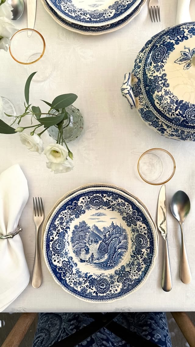 #adv | Il bianco & blu è uno dei miei abbinamenti preferiti per l’estate. Ha un’eleganza che non tramonta mai ed è adatto a moltissime situazioni: dal pranzo in terrazza alla cena a lume di candela. Per utilizzare la bellissima zuppiera del mio servizio Burgenland, acquistato di seconda mano diversi anni fa, ho pensato a un pranzo con una zuppa fredda (la ricetta arriva nei prossimi giorni). La tovaglia è in fiandra di cotone, era di mia suocera e ha al centro la lettera R, che corrisponde al cognome di famiglia. I tovaglioli li ho acquistati a parte. Pochi fiori e qualche ramo di eucalipto dal mio terrazzo, e i raggi di sole che filtrano tra le piante. Per celebrare la bella stagione inizio a servire acqua aromatizzata con la menta fresca che coltivo sul balcone e fette di limone del mio albero. Sono ancora al lavoro in città, ma inizio a sentire le vibrazioni delle vacanze. E voi, dove state apparecchiando, a casa o in villeggiatura? 
 
In collaborazione con @pastalamolisana #myitaliantable #pasta