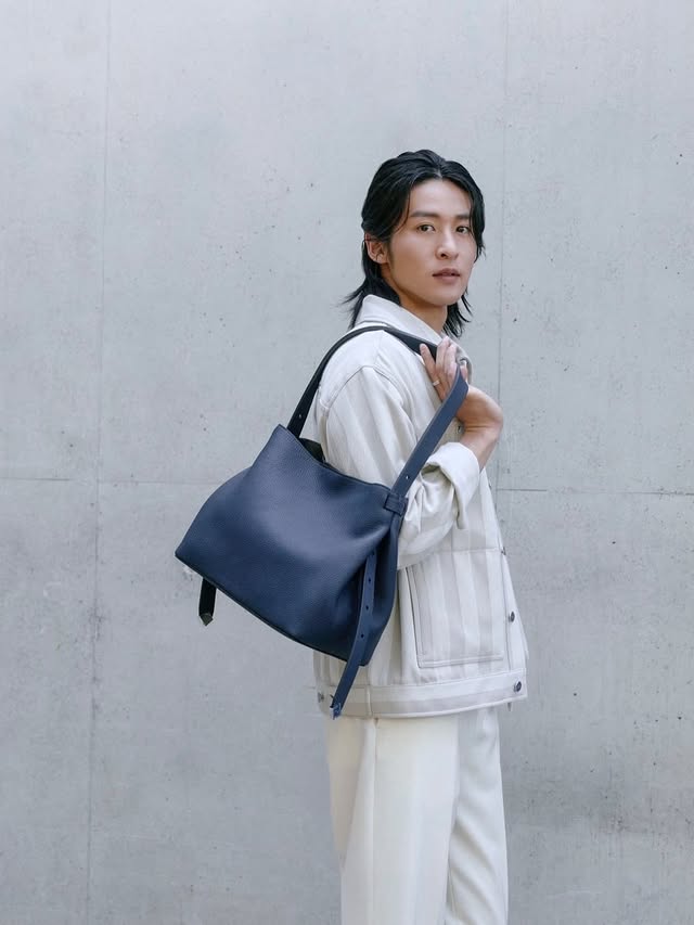 昨日FENDI公式SNSで公開されました✨
もう見たかな？？
この前帰国したときに、2026年秋冬プレコレクションの
コーディネートで撮影しました！

バッグは新作のソフトホーボー スモールです！
日本限定サイズです✨

ほわっとやわらかい手触りと質感で
だけど丈夫で、たくさん物も入ります。

大切に使いたいけど
気にし過ぎずどんなシーンでも
日常使いできるようなバッグでした✨
ぜひチェックしてみてください😆

#fendi​
#FendiPreFW26​
#SponsoredbyFendi​