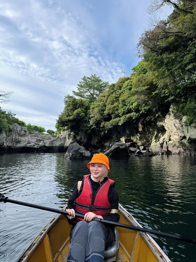 5 atlet kayak paling gemas di #Jeju 🚣🏻‍♀️🚣‍♀️🚣🏽‍♂️ Just Alhamdulillah for this precious moment… I love you so much girls🍊 For more adventures together!🐠🌊 #MasyaAllahTabarakAllah #쇠소깍 #Korea #kayak