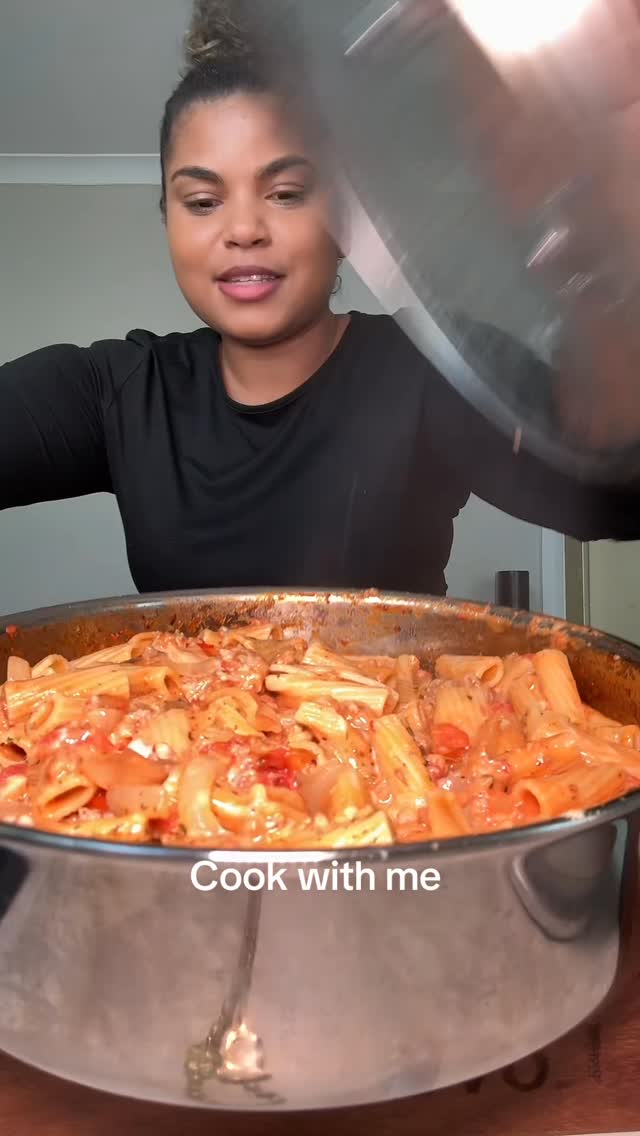 Spicy sausage pasta #cookwithme #dinnerideas #foodtok #dishupdinner #pastarecipe by @frankieparker__