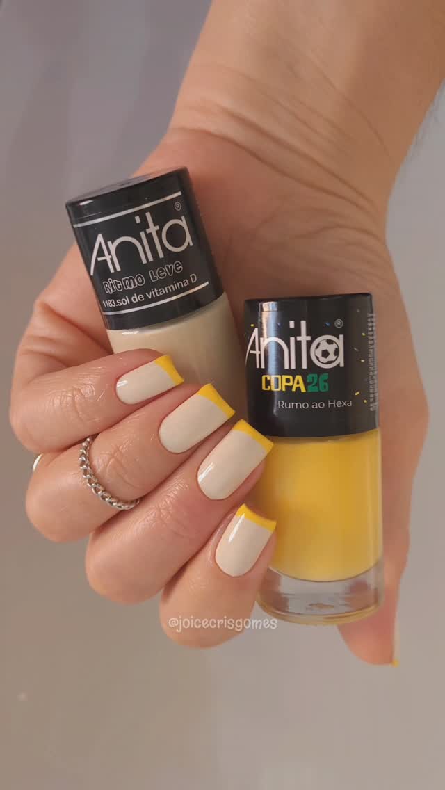 Mais uma inspiração com a coleçãoCOPA 26 da @anitaesmaltes.📌A Coleção é uma edição limitada, vc consegue comprar pelo site oficial da Anita, o Link está na bio da marca. Eles enviam para todo o Brasil!.💛 As cores que usei foi: sol de vitamina D e Rumo ao Hexa..#anitaesmaltes #unhasdecoradas #copa26#esmalte #unhas by @anitaesmaltes