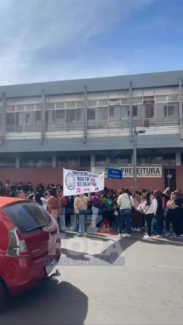 Manifestantes da Amac saíram da prefeitura e agora estão manifestando na Francisco Bernardino.

Vídeo: Irlene