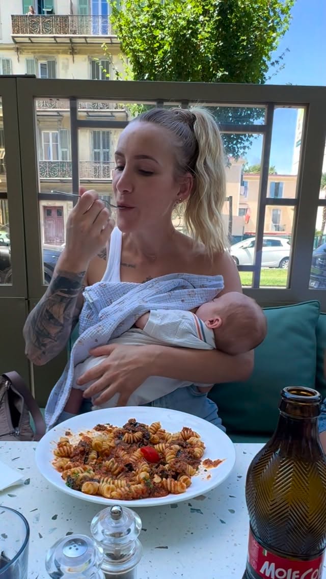 La vie, la vraie … 🥹🙌🙏❤️
Je suis tellement épanouie dans mon nouveau rôle de maman, je ne peux pas décrire cette sensation …
C’est MAGIQUE 
#life #allaitement #baby #amour #maman