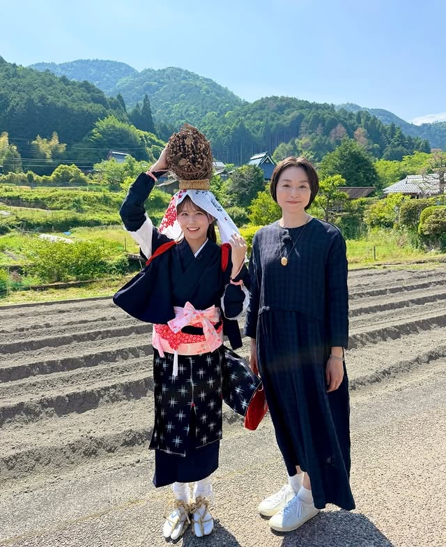 「大原女」(おおはらめ)に変身👘🌸
⁡
newsおかえり #まなみとみさきの京散歩 👣
ありがとうございました✨️
⁡
新緑が美しいこの時期に
本上さんと京都・大原を歩いてきました🍀
⁡
昔の大原の女性はこの格好で
京都市内まで約20kmを歩いていたそうです。

頭の上の柴が重くて身長が5センチくらい縮んだ感覚でした🥶
昔の方はすごいですね、、！
⁡
おいしい京野菜たっぷりのランチもいただき心も身体も癒される旅でした☺️
⁡
#大原三千院