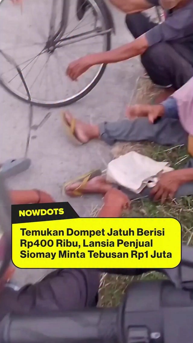 Sebuah video yang viral di media sosial memperlihatkan kisah seorang warga yang kehilangan dompet di area parkir Alfamart Sumberlawang, Sragen. Dompet tersebut diketahui ditemukan oleh seorang lansia penjual siomay keliling. Di dalamnya terdapat uang tunai Rp400 ribu serta sejumlah dokumen penting milik korban. Setelah mengetahui siapa yang mengambil dompetnya, korban langsung menemui sang penjual siomay dengan harapan bisa mengambil kembali dokumen-dokumen tersebut.

Namun situasi justru memicu kontroversi. Korban mengaku telah mengikhlaskan seluruh uang Rp400 ribu yang ada di dalam dompet untuk diambil oleh sang kakek. Meski demikian, penjual siomay tersebut disebut tetap menahan dompet dan meminta uang tebusan sebesar Rp1 juta sebagai syarat pengembalian. Karena tidak mampu memenuhi permintaan tersebut, korban hingga kini belum berhasil mendapatkan kembali dompet beserta dokumen pentingnya. Peristiwa ini pun memancing reaksi keras dari warganet yang ramai mengecam tindakan tersebut di media sosial.

📹 Instagram/icws_infocegatanwilayahsragen

-
#nowdots