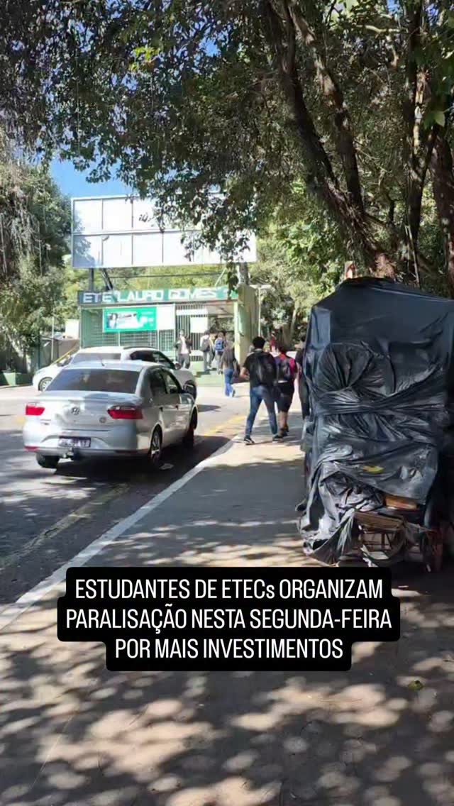 ESTUDANTES DE ETECs ORGANIZAM PARALISAÇÃO NESTA SEGUNDA-FEIRA POR MAIS INVESTIMENTOS NA EDUCAÇÃO

Estudantes de Escolas Técnicas Estaduais (ETECs) organizam uma mobilização nesta segunda-feira (8) para reivindicar mais investimentos na educação pública. Segundo os organizadores, o movimento denuncia problemas como falta de professores, carência de recursos e dificuldades relacionadas à infraestrutura das unidades.

Uma concentração está prevista para as 15h, em frente à Secretaria da Educação do Estado de São Paulo (Seduc), na Praça da República, na capital paulista. Em seguida, os participantes devem seguir em caminhada até a sede do Centro Paula Souza, autarquia responsável pela administração das ETECs e Fatecs.

De acordo com os estudantes, a manifestação busca chamar a atenção para as condições de ensino e para a necessidade de melhorias na rede. Os organizadores afirmam que a mobilização é independente e voltada à defesa da educação pública.

Em São Bernardo do Campo, não há previsão de manifestações nas ruas. A adesão dos estudantes deve ocorrer por meio da paralisação das atividades escolares.

Entre as reclamações apresentadas pelos alunos estão situações registradas recentemente na ETEC Lauro Gomes. Uma delas envolve a presença de pombos próximos aos recipientes utilizados para armazenar refeições no refeitório da unidade. Além disso, estudantes do 3º ano do Ensino Médio integrado ao curso de Mecatrônica relatam ter tido apenas uma aula de Biologia desde o início do ano letivo.

Até o momento, o Centro Paula Souza não se pronunciou sobre a paralisação.