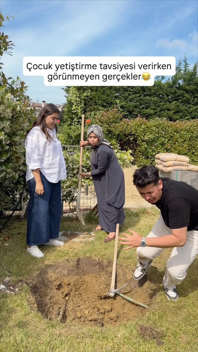 Siz hiç annenizden veya babanızdan terlik yediniz mi ?😅Elbisem @hulyakeser.officiall ...#esrakaymakçıoglu #esrakaymakcioglu #esrakaymakcıoğlu #anneoğul #komik by @esrakaymakcioglu